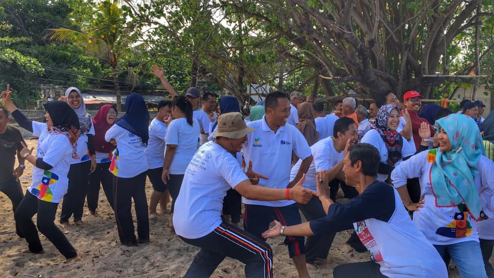 Team Building staff Kementerian Sosial di Pantai Kuta